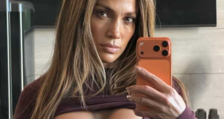 Gennifer Lopez selfies gym