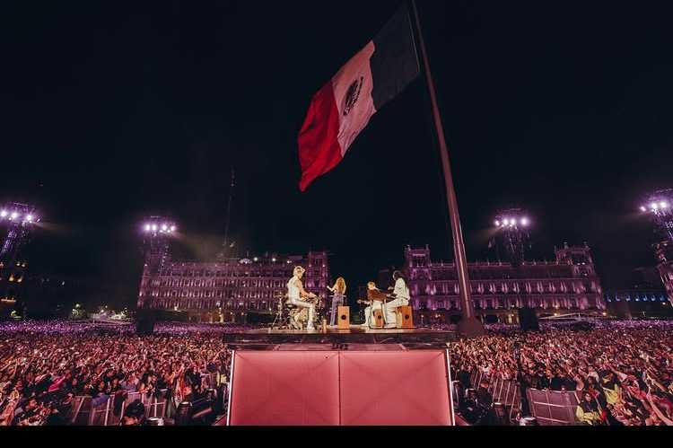 Shakira record socalo mexico