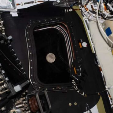La Luna vista desde una ventana de la nave Orion durante el quinto día de la misión Artemis II de la NASA